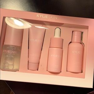 KYLIE SKIN TRAVEL SET